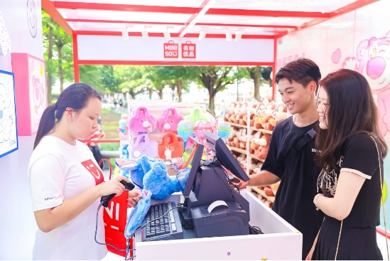 快上车！名创优品联合迪士尼打造的“笑绒专列”在广州出发了